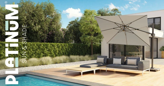 Platinum Sonnenschirm Challenger T2 steht auf einer Terrasse eines modernen Hauses
