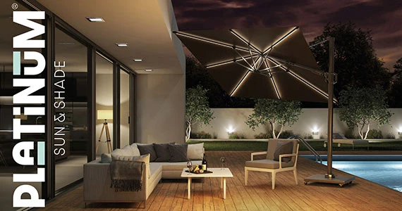 Ampelschirm mit LED Beleuchtung auf Terrasse am Abend