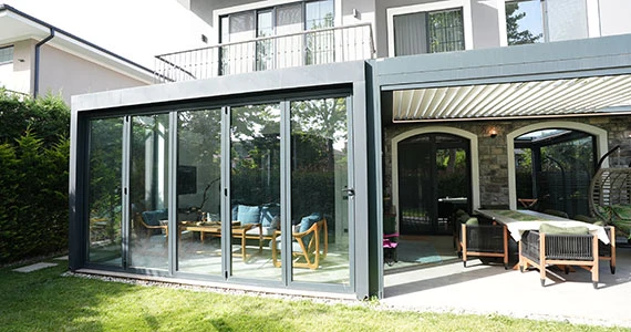 Glaselemente als Erweiterung für die Weide Infinity Pergola