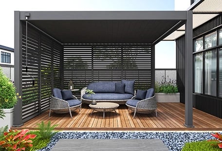 Pergola mit Sonnenrollo im Abendlicht