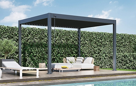 Freistehende Pergola im Garten als Lounge Bereich