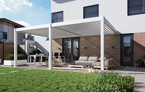 Wandmontierte Pergola an der Hauswand mit Terrasse